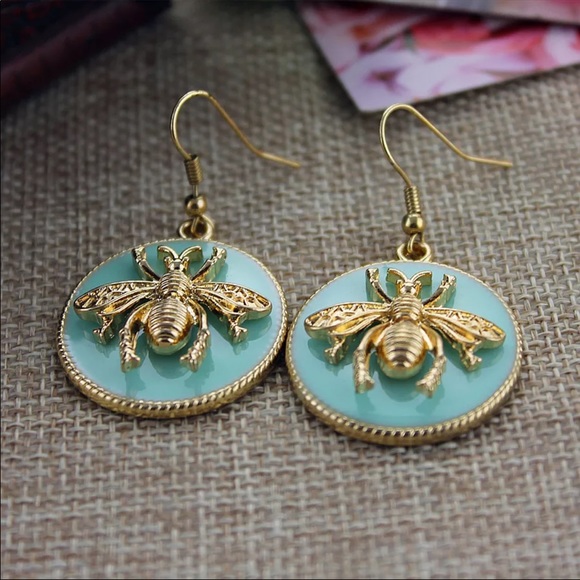 New gold color bee light green earrings for women - Picture 3 of 5